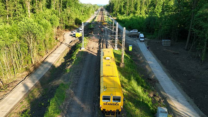 Mosty o hmotnosti desítek tun posouvají specialisté pomocí hydraulických válců.