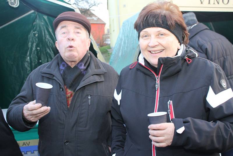 Vánoční jarmark v Poštorné Na Rovnici začal v pátek a pokračuje v sobotu od deseti hodin dopoledne. Láká i na přesňáky.