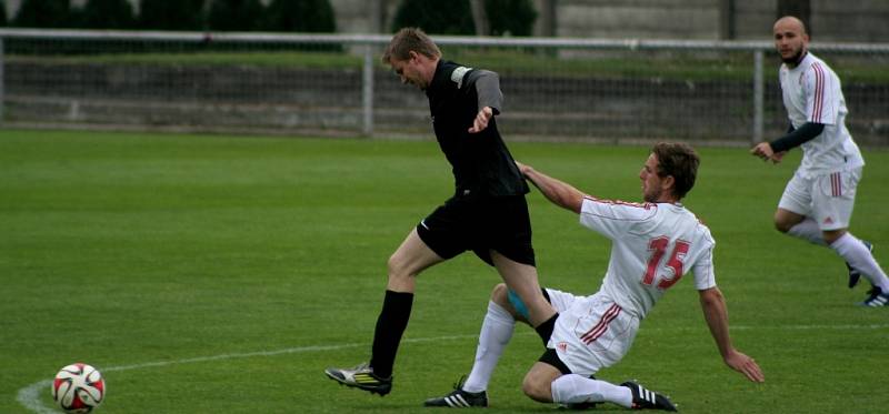 Fotbalisté Lanžhota (v bílém) deklasovali soupeře z Bořetic devíti brankami. 