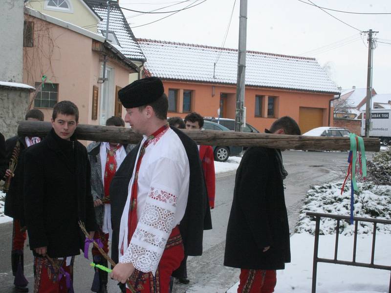 Chlapci z lanžhotské chasy chodí na velikonční pomlázku v tradičních krojích.