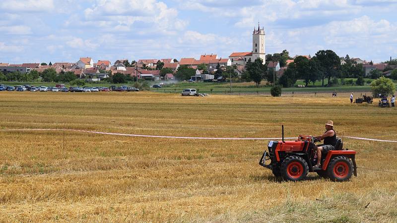 Podivínští v sobotu dopoledne odstartovali jubilejní desátý ročník traktoriády Podivínský mazec.