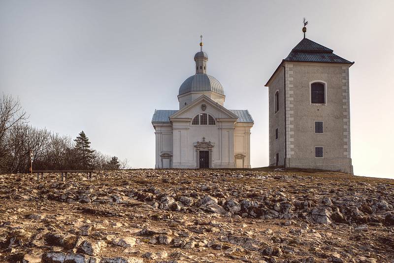 Dominantou města Mikulov je zámek. Při dobrém počasí je na něj krásný výhled ze Svatého kopečku.