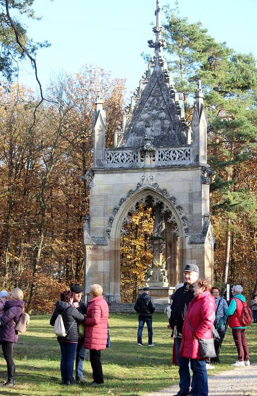 Svatohubertská mše se konala v neděli odpoledne u kaple svatého Huberta v lesích blízko Valtic.