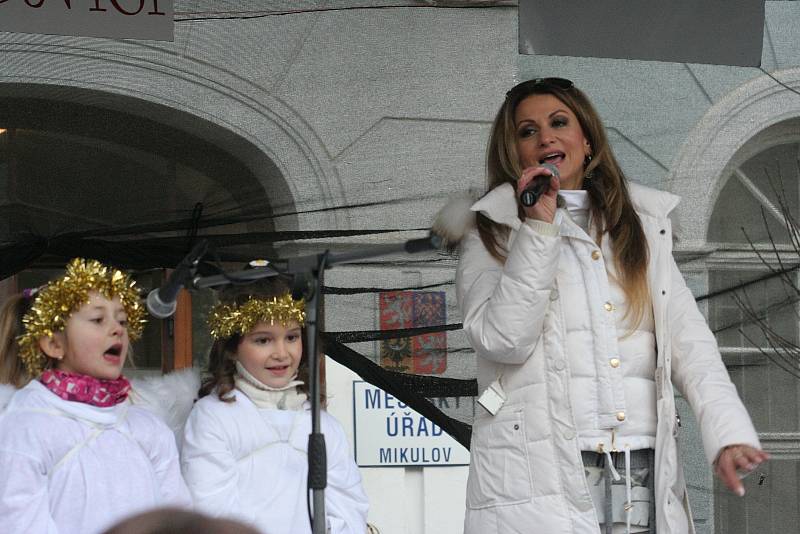 Herečka a zpěvačka Yvetta Blanarovičová v sobotu pobavila poměrně zaplněné mikulovské Náměstí. Vánoce pod radnicí nalákaly návštěvníky i na vystoupení dětí, živý betlém, jarmark a horké nápoje.