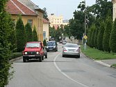 Úsek mezi základní školou a poštou je součástí objížďky Valtic. Kamion jedoucí od Břeclavi má problém se vejít do svého jízdního pruhu. Poté, co je minul několikátý nákladní vůz, cyklisté radši sesedli a svá kola tlačili.