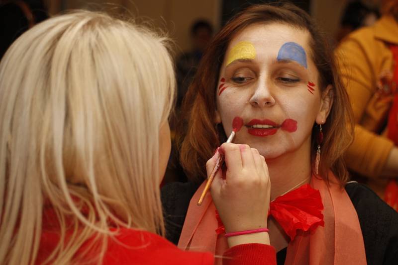 Nalíčené děti i dospělí se sešli v břeclavském Dělnickém domě. V neděli tam vytvořili český rekord v počtu klaunů na jednom místě.