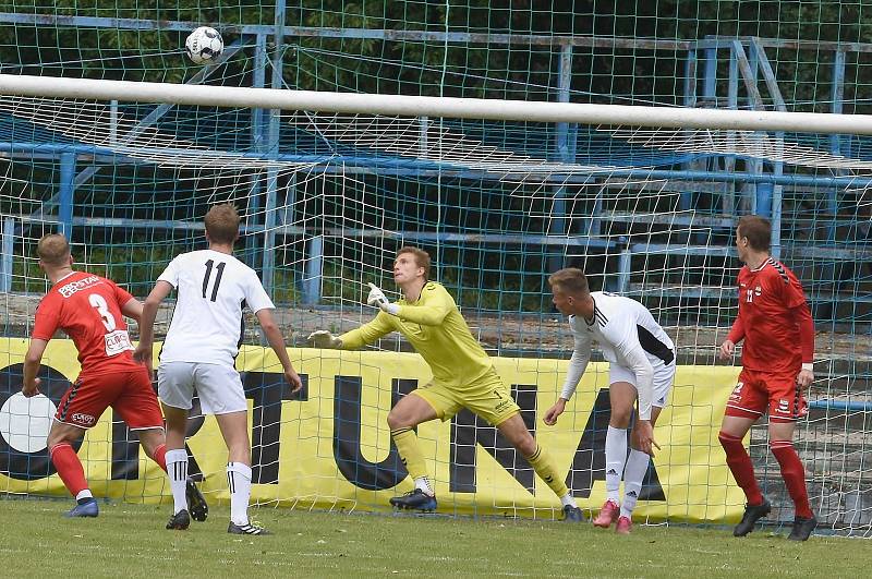 Fotbalisté Břeclavi (v bílých dresech) remizovali se Startem Brno 2:2.