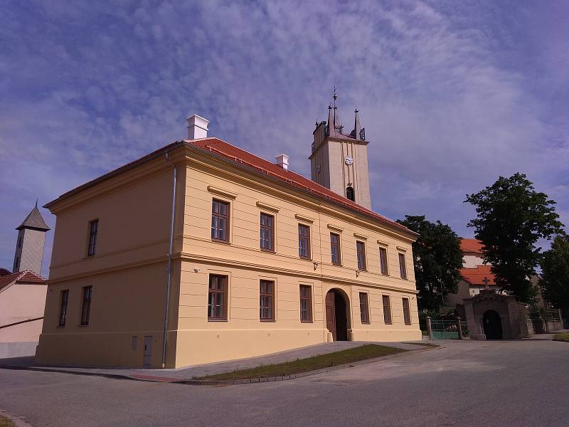 Městský úřad v Podivíně se vrátí zpět do původní historické budovy radnice v centru města. Nově zrekonstruovanou budovu na Masarykově náměstí čeká v sobotu od deseti hodin slavnostní otevření