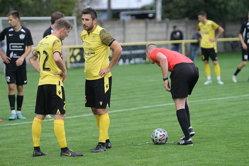 Fotbalisté Krumvíře (ve žlutém) porazili Svratku Brno 3:2.