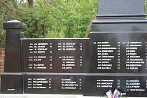 Památník obětem válečných událostí v roce 1945 stojí u kulturního domu v Morkůvkách.
