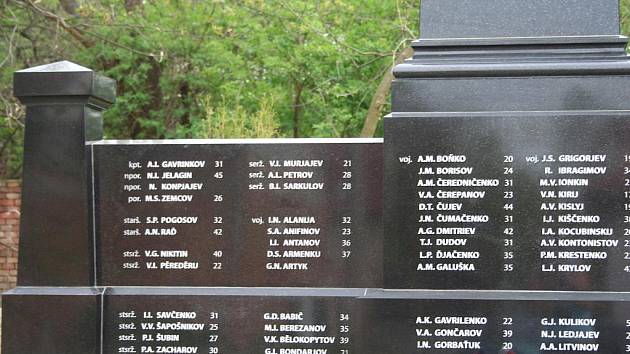 Památník obětem válečných událostí v roce 1945 stojí u kulturního domu v Morkůvkách.