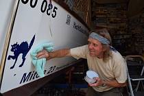Mořeplavec a námořník Luděk Kocourek z Podivína ve svojí garáži dokončuje opravu vlastní plachetnice. Se Salacií, jak se jmenuje, by rád plul do řecké Soluně.
