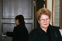 Někdejší místostarostka Přítluk Daniela Řezáčová vychází ze síně okresního soudu v Břeclavi.