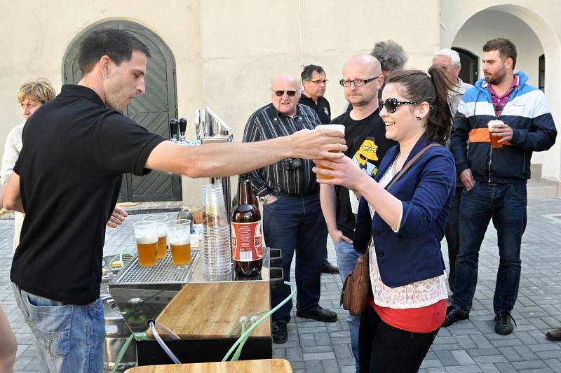 Zámecký pivovar Břeclav nabídl v pátek lidem k ochutnání poprvé nové břeclavské pivo. Přímo před znovuzrozeným pivovarem si mohli dát desítku Delegáta nebo dvanáctku Kance.