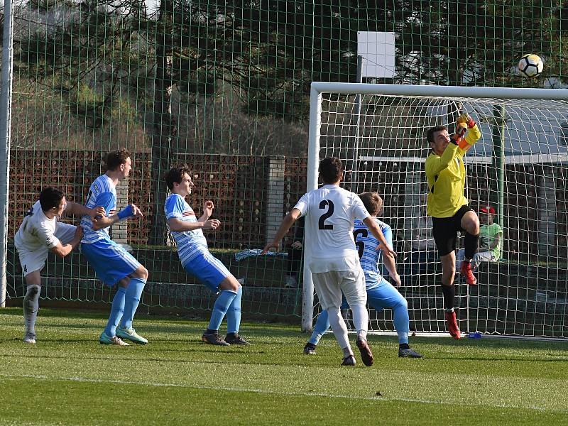 Ve 3. jarním kole divize prohráli fotbalisté Sokola Lanžhot (bílé dresy) překvapivě s AFC Humpolec 0:1.