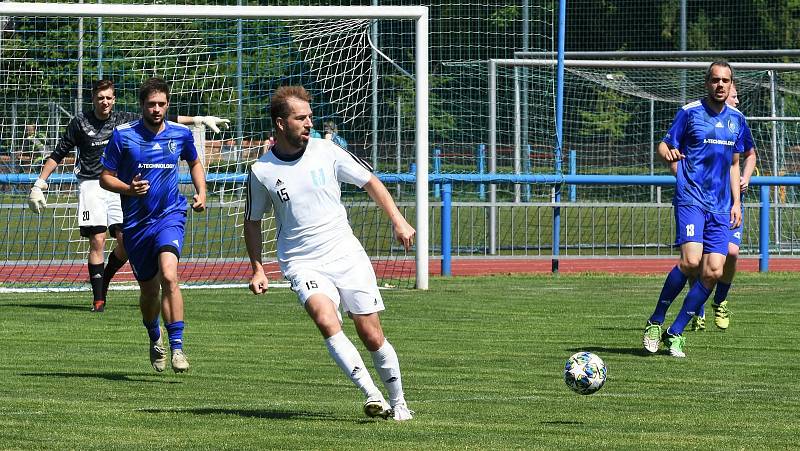 Ledničtí fotbalisté (v bílém) v této sezoně jsou ve velké formě.