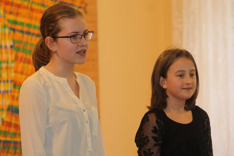 Děti ze základní umělecké školy v Mikulově zazpívaly na pomoc sedmileté Veronice Gožďálové, která trpí dětskou mozkovou obrnou.