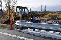 Dělníci dokončují výstavbu mostu u Rakvic na silnici 425 mezi Břeclaví a Hustopečemi.