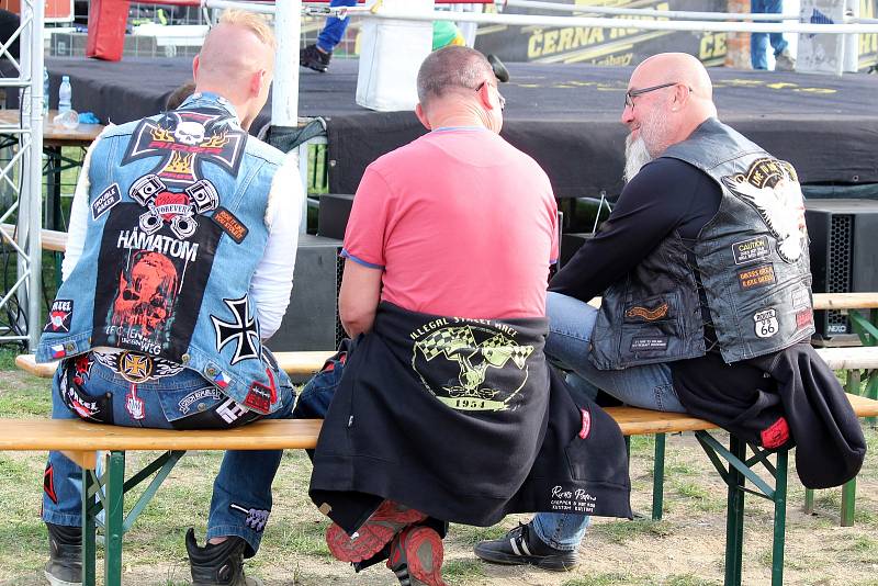 Pasohlávecký autokemp Merkur obsadili od čtvrtka do neděle motorkáři. Konal se tam odložený Euro Bike Fest.