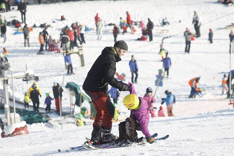 Na pomu, která vyváží malé i velké lyžaře nad kopec, stojí v pátek dopoledne fronty. Instruktoři i rodiče se zejména věnují dětem od tří let nahoru. Rozběhla se i školička pro děti, které se nedostaly do dlouhodobého kurzu.