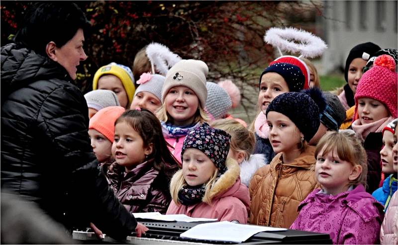 V pondělní odpoledne zazpívaly obyvatelům břeclavského Domu seniorů děti z prvního stupně Základní školy Kupkova.
