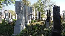 Poškozené pomníky na židovském hřbitově.