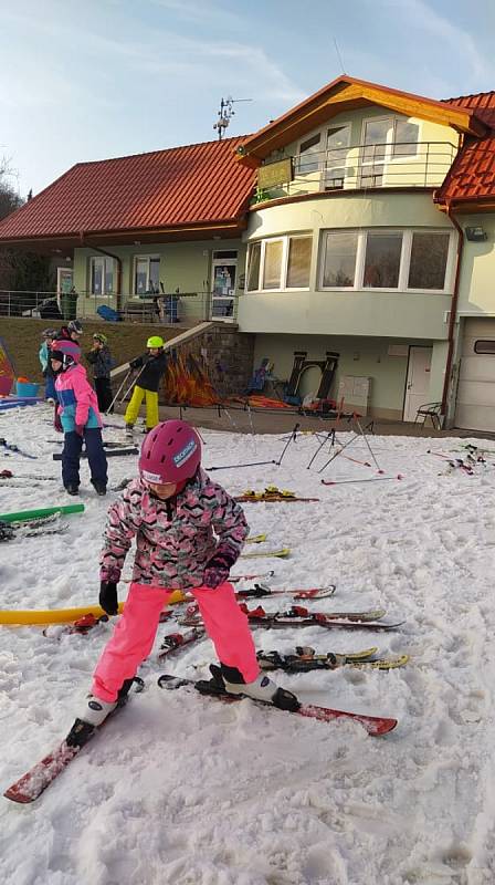Sjezdovka v Němčičkách stále láka lyžaře.