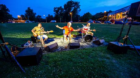 Letní břeclavsk hudební středy u Kapra zahájili Ty Syčáci.