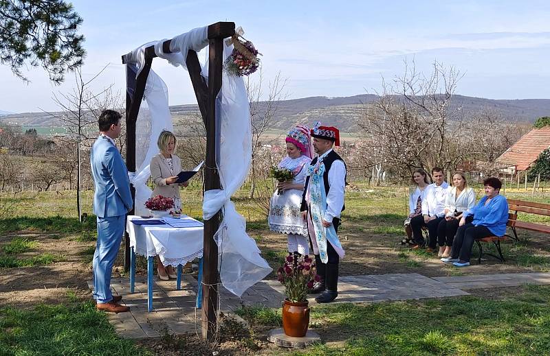 Netradiční svatba v Kobylí. Nevěsta a ženich se řekli své ano v muzeu