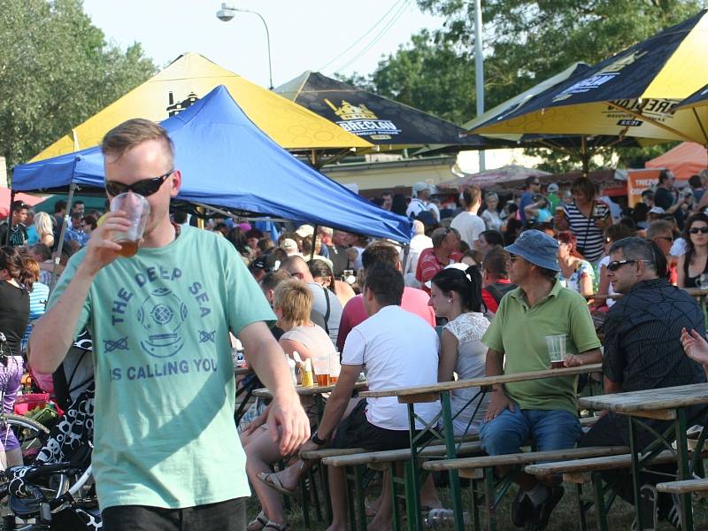 Břeclavský festival minipivovarů navštívilo v sobotu na louce pod zámkem tisíce návštěvníků. Kromě ojedinělé nabídky piv z rekordního počtu 28 minipivovarů přilákal mnohé i program pro celou rodinu a pestrá hudební nabídka.