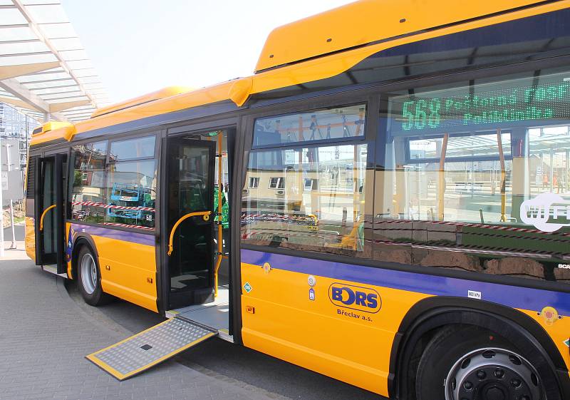 Břeclavský dopravce Bors představil čtrnáct nových autobusů na stlačený zemní plyn.