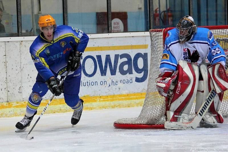 Břeclavští hokejisté (v modrém) doma zdolali Valašské meziříčí 4:2.