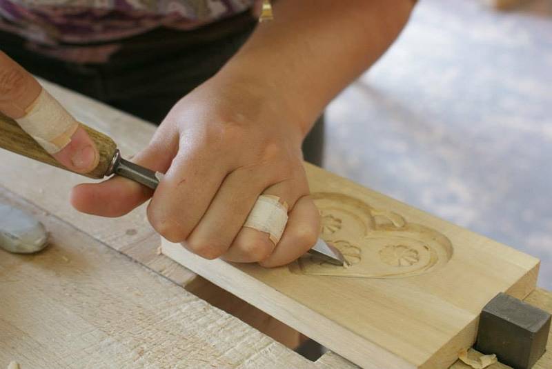 Povědomí o uměleckých řemeslech se snaží šířit řezbář Roman Slaný kurzy pro veřejnost.