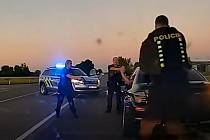 Jihomoravští policisté hledají svědky nebezpečného ujíždění dvaatřicetiletého muže na Břeclavsku, který hlídkám pokusil zmizet více než dvou set kilometrovou rychlostí