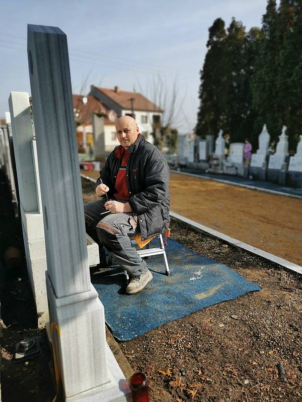 Restaurátor Michal Navrátil obnovuje na rakvickém hřbitově památníčky dětem utonulým v řece Dyji na Nových Mlýnech.