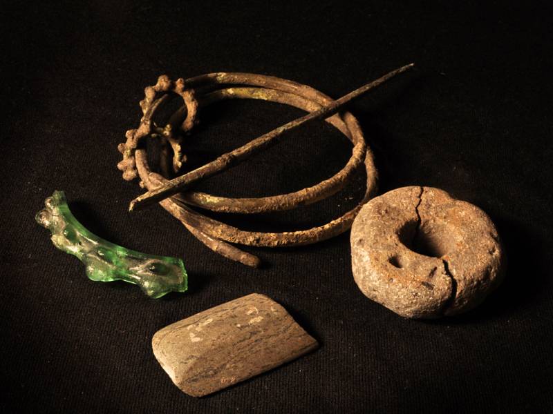Výběr nálezů (skleněný náramek, jehlice, náramek, střepové kolečko) z laténského sídliště v Novesedlech 