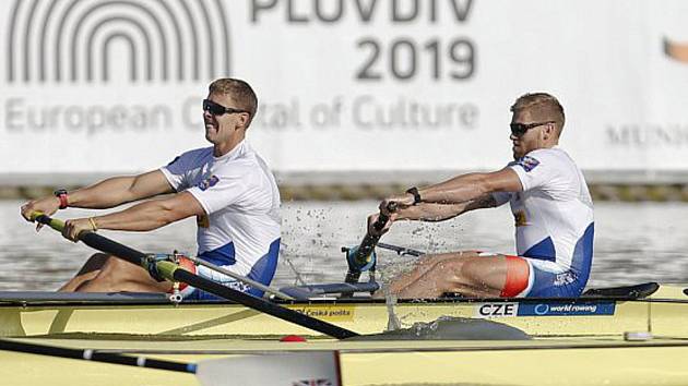 Veslaři Lukáš Helešic (na snímku vpravo) s Jakubem Podrazilem skončili na letošním mistrovství světa v Plovdivu sedmí.