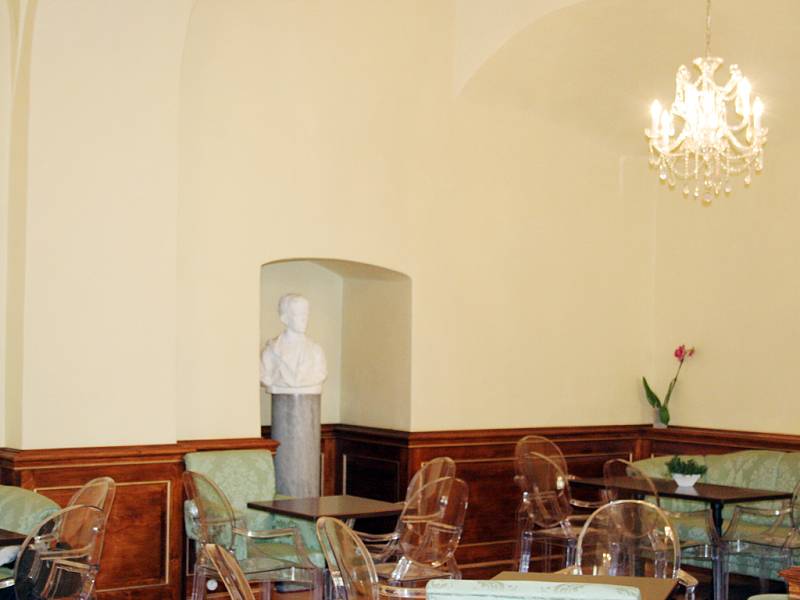 V přízemí valtického zámku otevřeli novou kavárnu. Její název Café Liechtenstein schválil sám lichtenštejnský kníže Hans Adam II.