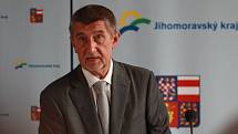 Andrej Babiš přijel se svou vládou v demisi ve středu do Břeclavi. V podvečer měl v tamním kulturním domě Delta diskuzi s obyvateli. Někteří si připravili i nelichotivé transparenty.