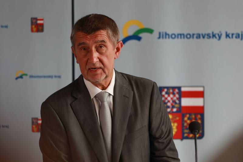 Andrej Babiš přijel se svou vládou v demisi ve středu do Břeclavi. V podvečer měl v tamním kulturním domě Delta diskuzi s obyvateli. Někteří si připravili i nelichotivé transparenty.