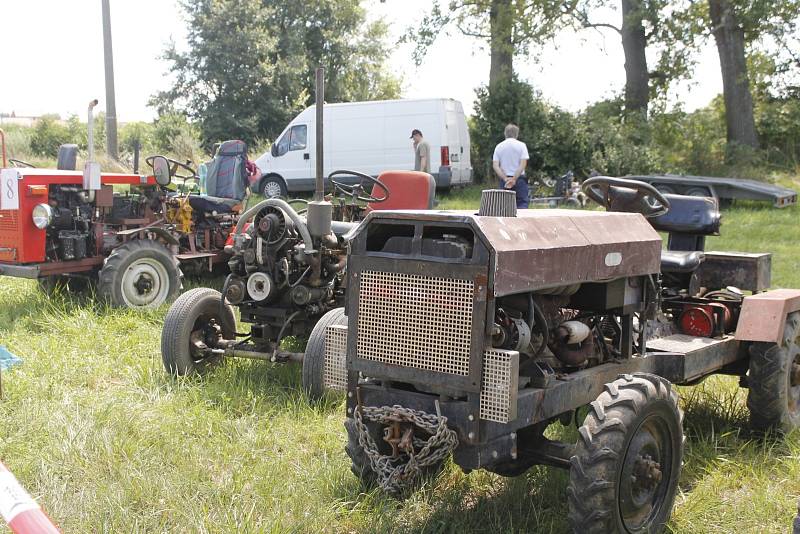 Po domácku vyrobené traktory závodily v sobotu po poledni na Panském kopci u Podivína. Přijeli domácí i nadšenci ze širokého okolí. Soutěžili v jízdě terénem na čas či v couvání s vlečkou.