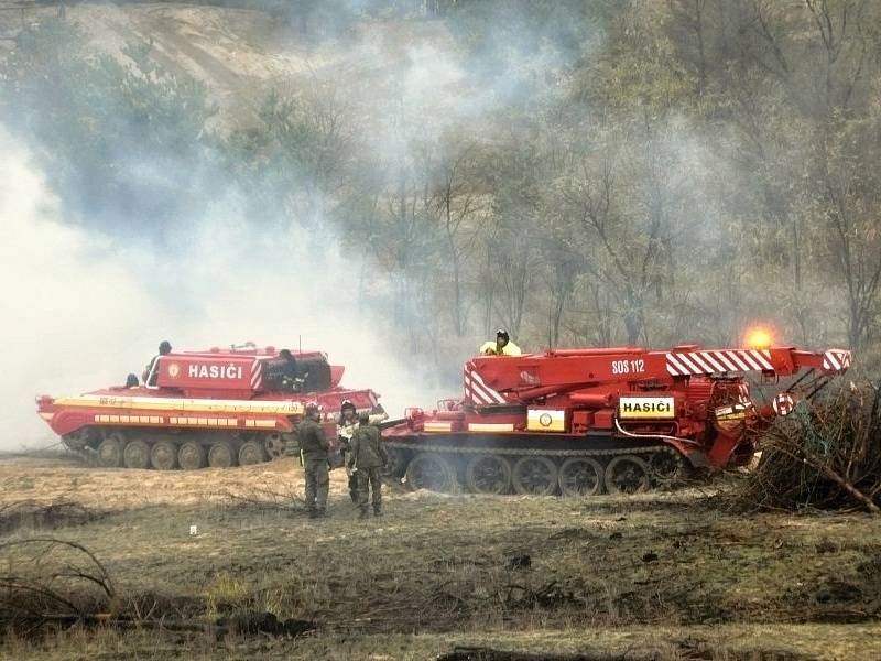 Dobrovolní hasiči ze Staré Břeclavi spolu s dalšími hasičskými jednotkami ze Slovenska bojovali cvičně s rozsáhlým požárem.