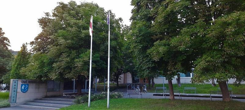 Radnice v kraji podpořily prodemokratizující snahy Běloruska vyvěšením historické vlajky země. Brno-Komín.