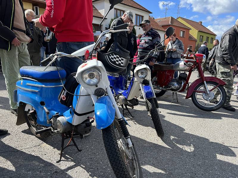 Motorkáři vyrazlii z Velkých Bílovic na šestou Cestu časem.