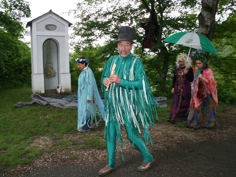 Jeden z Kristkových happeningů u kapličky nedaleko Janohradu.