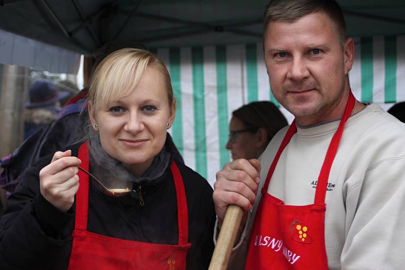 Soutěže ve vaření zelňačky se ve Velkých Bílovicích zúčastnilo téměř třicet týmů.