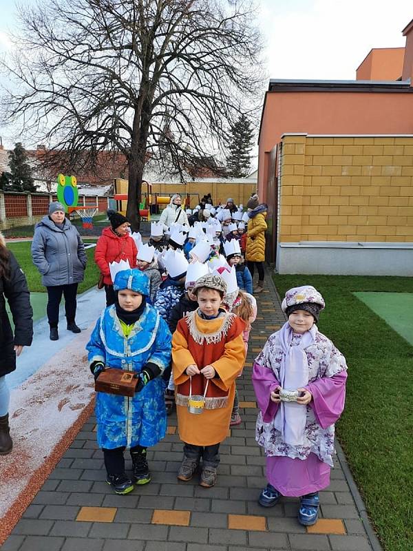 Koledování malých Tří králů mohli rodiče sledovat v živém vysílání na webu. FOTO: Archiv zařízení