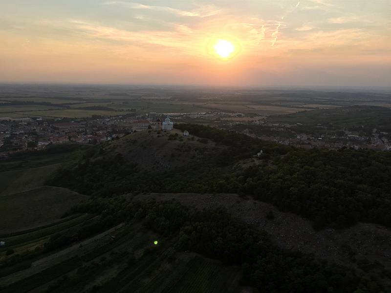 Letecký pohled na západ slunce nad Svatým kopečkem.