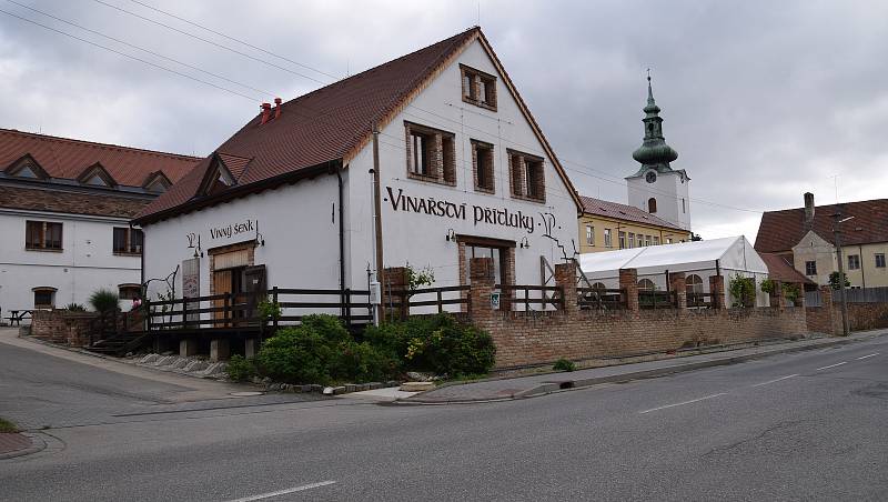 Vinařství Přítluky dočasně uzavřelo vinný bar a restauraci. Důvodem jsou praskliny a špatná statika budovy.