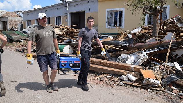 Tornádo srovnalo část obce Hrušky doslova se zemí. Lidé v sobotu dopoledne neúnavně pracovali a pomáhali jeden druhému.